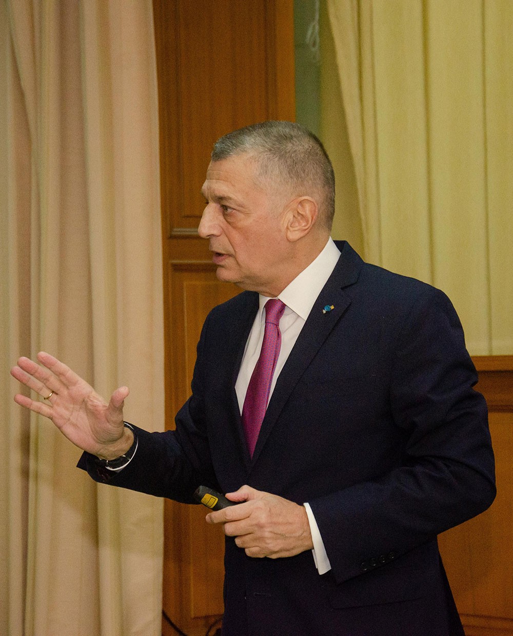 «H Οικουμενική Ακτινοβολία του Αγίου Όρους» ήταν το θέμα της εισήγησης του Πολιτικού Διοικητού του Αγίου Όρους, Επίτιμου Α.Γ.Ε.Σ. και πρώην Υπουργού Εθνικής Άμυνας κ. Αλκιβιάδη Στεφανή την Δευτέρα 2 Φεβρουαρίου 2026 στην Σχολή Γονέων – Ανοικτό Πανεπιστήμιο Κατερίνης. Η εκδήλωση έγινε σε Συνδιοργάνωση με το Κοινωφελές Ίδρυμα Αθανασίου & Μαρίνας Μαρτίνου.