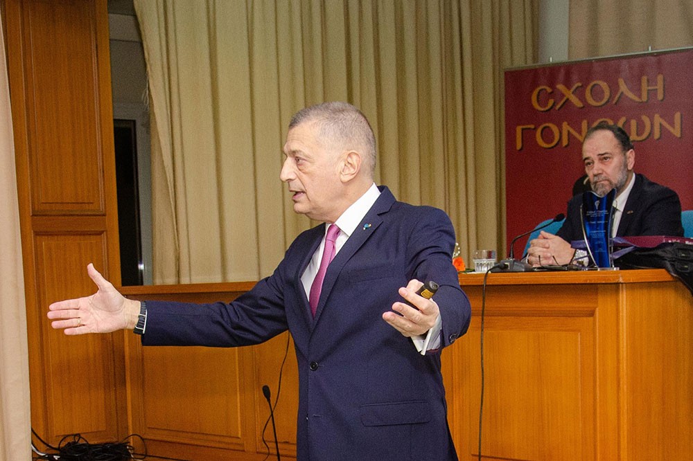 «H Οικουμενική Ακτινοβολία του Αγίου Όρους» ήταν το θέμα της εισήγησης του Πολιτικού Διοικητού του Αγίου Όρους, Επίτιμου Α.Γ.Ε.Σ. και πρώην Υπουργού Εθνικής Άμυνας κ. Αλκιβιάδη Στεφανή την Δευτέρα 2 Φεβρουαρίου 2026 στην Σχολή Γονέων – Ανοικτό Πανεπιστήμιο Κατερίνης. Η εκδήλωση έγινε σε Συνδιοργάνωση με το Κοινωφελές Ίδρυμα Αθανασίου & Μαρίνας Μαρτίνου.