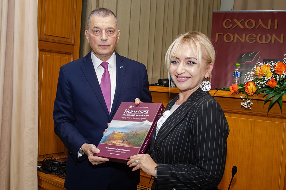 «H Οικουμενική Ακτινοβολία του Αγίου Όρους» ήταν το θέμα της εισήγησης του Πολιτικού Διοικητού του Αγίου Όρους, Επίτιμου Α.Γ.Ε.Σ. και πρώην Υπουργού Εθνικής Άμυνας κ. Αλκιβιάδη Στεφανή την Δευτέρα 2 Φεβρουαρίου 2026 στην Σχολή Γονέων – Ανοικτό Πανεπιστήμιο Κατερίνης. Η εκδήλωση έγινε σε Συνδιοργάνωση με το Κοινωφελές Ίδρυμα Αθανασίου & Μαρίνας Μαρτίνου.