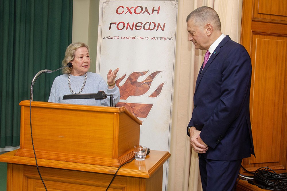 «H Οικουμενική Ακτινοβολία του Αγίου Όρους» ήταν το θέμα της εισήγησης του Πολιτικού Διοικητού του Αγίου Όρους, Επίτιμου Α.Γ.Ε.Σ. και πρώην Υπουργού Εθνικής Άμυνας κ. Αλκιβιάδη Στεφανή την Δευτέρα 2 Φεβρουαρίου 2026 στην Σχολή Γονέων – Ανοικτό Πανεπιστήμιο Κατερίνης. Η εκδήλωση έγινε σε Συνδιοργάνωση με το Κοινωφελές Ίδρυμα Αθανασίου & Μαρίνας Μαρτίνου.