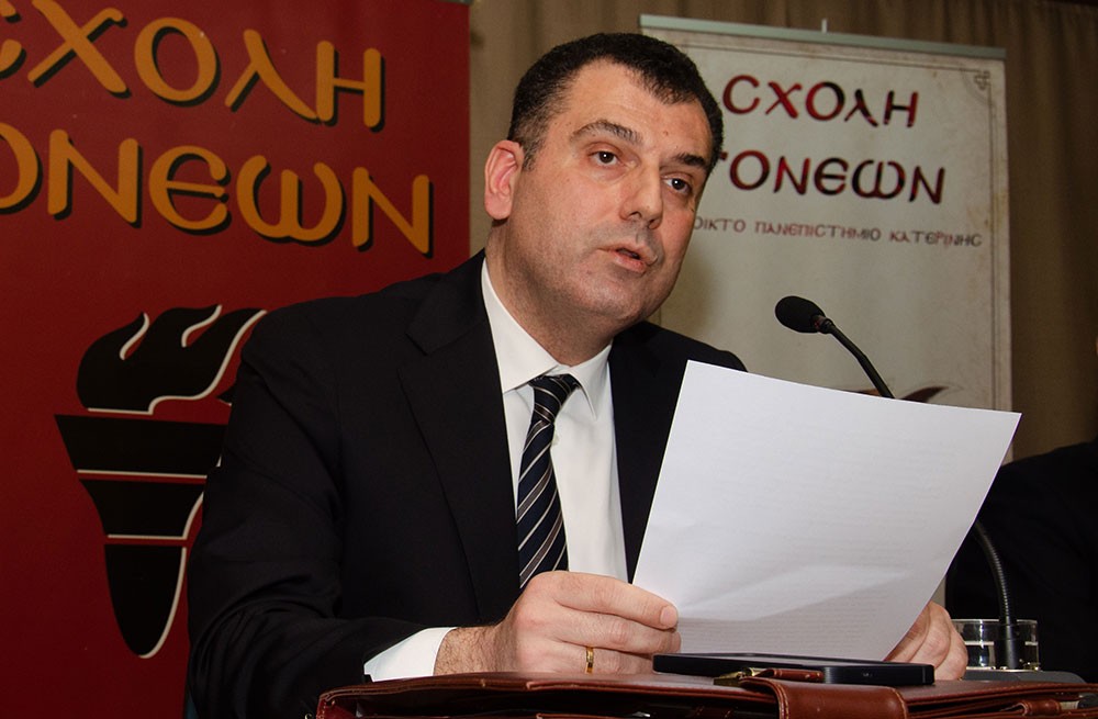 «Η διδασκαλία του μαθήματος των θρησκευτικών στην Ευρώπη» ήταν η εισήγηση του Δρ. Νομικής, Δρ. Θεολογίας, καθηγητή Εκκλησιαστικού Δικαίου Α.Π.Θ. κ. Δημήτριου Νικολακάκη την Δευτέρα 2 Μαρτίου 2026 στην Σχολή Γονέων – Ανοικτό Πανεπιστήμιο Κατερίνης. Η εκδήλωση πραγματοποιήθηκε σε Συνδιοργάνωση με το Πνευματικό Κέντρο της Ι.Μ. Κατερίνης «Ο Άγιος Φώτιος»