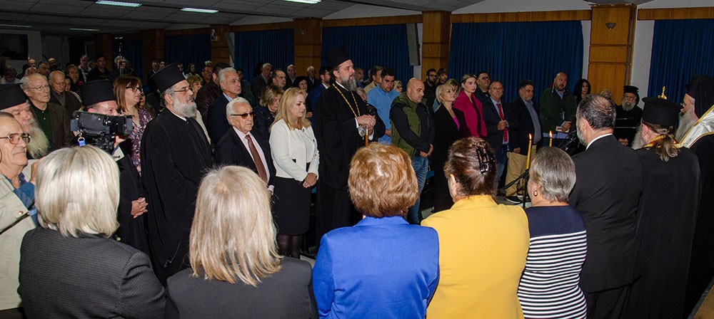 Πλημμύρισε από την «παρουσία» και την «ευωδία» του Αγίου Δημητρίου του Μυροβλήτη το Συνεδριακό κέντρο της Κατερίνης στην  πρεμιέρα των εκδηλώσεων της Σχολής Γονέων – Ανοικτό Πανεπιστήμιο Κατερίνης με επίσημο ομιλητή και καλεσμένο τον Παναγιώτατο Μητροπολίτη Θεσσαλονίκης κ.κ. ΦΙΛΟΘΕΟ, ο οποίος μίλησε με γλαφυρό και αφοπλιστικό λόγο για τον Προστάτη Άγιο της Θεσσαλονίκης τον Άγιο Δημήτριο.