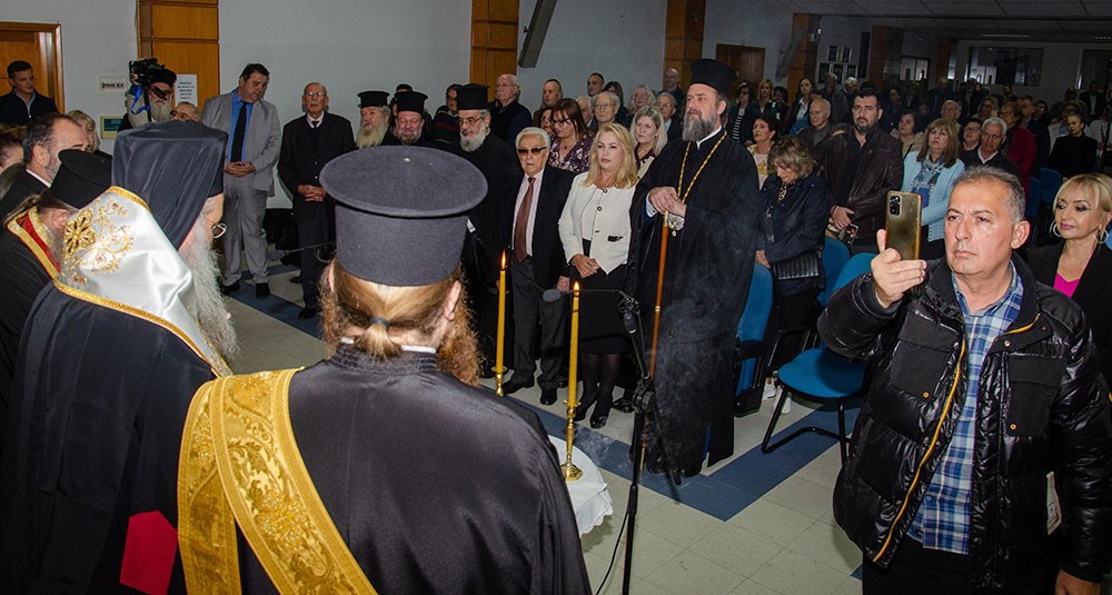 Πλημμύρισε από την «παρουσία» και την «ευωδία» του Αγίου Δημητρίου του Μυροβλήτη το Συνεδριακό κέντρο της Κατερίνης στην  πρεμιέρα των εκδηλώσεων της Σχολής Γονέων – Ανοικτό Πανεπιστήμιο Κατερίνης με επίσημο ομιλητή και καλεσμένο τον Παναγιώτατο Μητροπολίτη Θεσσαλονίκης κ.κ. ΦΙΛΟΘΕΟ, ο οποίος μίλησε με γλαφυρό και αφοπλιστικό λόγο για τον Προστάτη Άγιο της Θεσσαλονίκης τον Άγιο Δημήτριο.