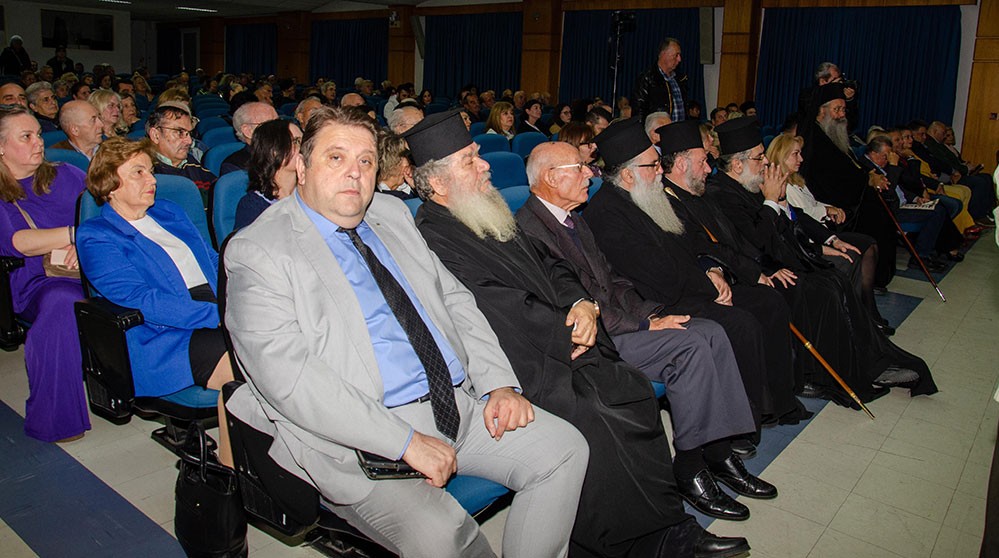 Πλημμύρισε από την «παρουσία» και την «ευωδία» του Αγίου Δημητρίου του Μυροβλήτη το Συνεδριακό κέντρο της Κατερίνης στην  πρεμιέρα των εκδηλώσεων της Σχολής Γονέων – Ανοικτό Πανεπιστήμιο Κατερίνης με επίσημο ομιλητή και καλεσμένο τον Παναγιώτατο Μητροπολίτη Θεσσαλονίκης κ.κ. ΦΙΛΟΘΕΟ, ο οποίος μίλησε με γλαφυρό και αφοπλιστικό λόγο για τον Προστάτη Άγιο της Θεσσαλονίκης τον Άγιο Δημήτριο.