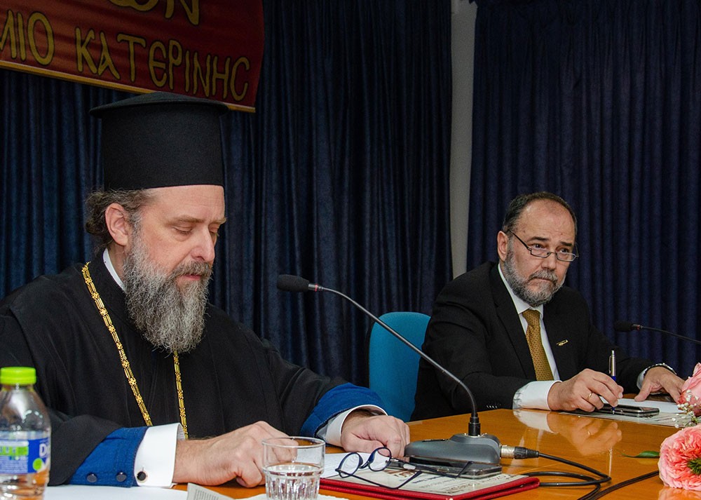 Πλημμύρισε από την «παρουσία» και την «ευωδία» του Αγίου Δημητρίου του Μυροβλήτη το Συνεδριακό κέντρο της Κατερίνης στην  πρεμιέρα των εκδηλώσεων της Σχολής Γονέων – Ανοικτό Πανεπιστήμιο Κατερίνης με επίσημο ομιλητή και καλεσμένο τον Παναγιώτατο Μητροπολίτη Θεσσαλονίκης κ.κ. ΦΙΛΟΘΕΟ, ο οποίος μίλησε με γλαφυρό και αφοπλιστικό λόγο για τον Προστάτη Άγιο της Θεσσαλονίκης τον Άγιο Δημήτριο.