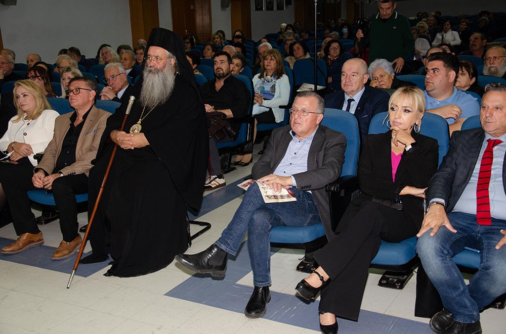 Πλημμύρισε από την «παρουσία» και την «ευωδία» του Αγίου Δημητρίου του Μυροβλήτη το Συνεδριακό κέντρο της Κατερίνης στην  πρεμιέρα των εκδηλώσεων της Σχολής Γονέων – Ανοικτό Πανεπιστήμιο Κατερίνης με επίσημο ομιλητή και καλεσμένο τον Παναγιώτατο Μητροπολίτη Θεσσαλονίκης κ.κ. ΦΙΛΟΘΕΟ, ο οποίος μίλησε με γλαφυρό και αφοπλιστικό λόγο για τον Προστάτη Άγιο της Θεσσαλονίκης τον Άγιο Δημήτριο.