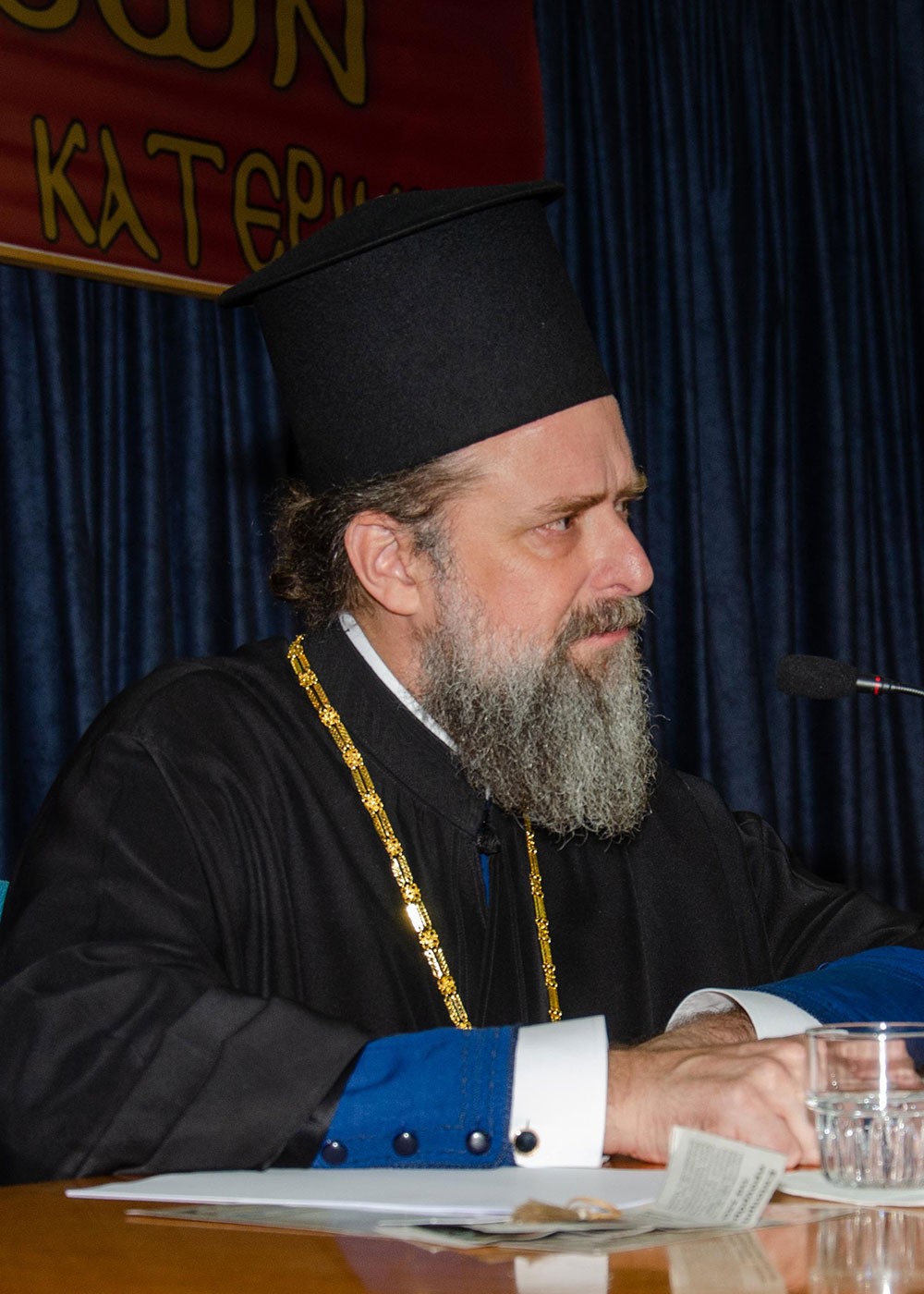 Πλημμύρισε από την «παρουσία» και την «ευωδία» του Αγίου Δημητρίου του Μυροβλήτη το Συνεδριακό κέντρο της Κατερίνης στην  πρεμιέρα των εκδηλώσεων της Σχολής Γονέων – Ανοικτό Πανεπιστήμιο Κατερίνης με επίσημο ομιλητή και καλεσμένο τον Παναγιώτατο Μητροπολίτη Θεσσαλονίκης κ.κ. ΦΙΛΟΘΕΟ, ο οποίος μίλησε με γλαφυρό και αφοπλιστικό λόγο για τον Προστάτη Άγιο της Θεσσαλονίκης τον Άγιο Δημήτριο.