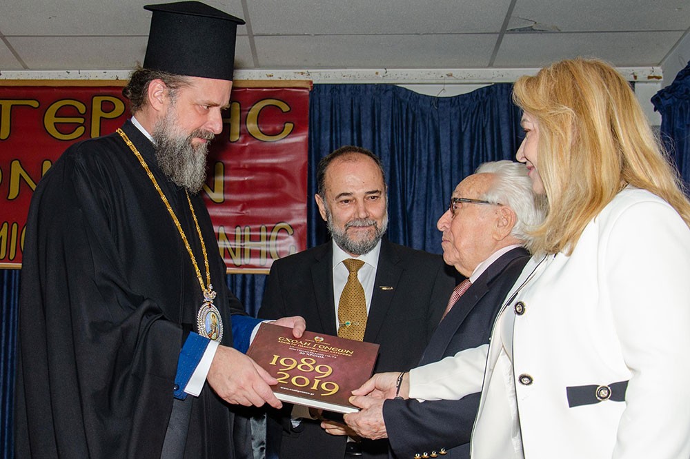 Πλημμύρισε από την «παρουσία» και την «ευωδία» του Αγίου Δημητρίου του Μυροβλήτη το Συνεδριακό κέντρο της Κατερίνης στην  πρεμιέρα των εκδηλώσεων της Σχολής Γονέων – Ανοικτό Πανεπιστήμιο Κατερίνης με επίσημο ομιλητή και καλεσμένο τον Παναγιώτατο Μητροπολίτη Θεσσαλονίκης κ.κ. ΦΙΛΟΘΕΟ, ο οποίος μίλησε με γλαφυρό και αφοπλιστικό λόγο για τον Προστάτη Άγιο της Θεσσαλονίκης τον Άγιο Δημήτριο.