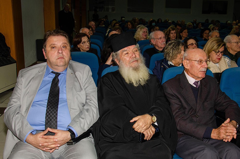 Πλημμύρισε από την «παρουσία» και την «ευωδία» του Αγίου Δημητρίου του Μυροβλήτη το Συνεδριακό κέντρο της Κατερίνης στην  πρεμιέρα των εκδηλώσεων της Σχολής Γονέων – Ανοικτό Πανεπιστήμιο Κατερίνης με επίσημο ομιλητή και καλεσμένο τον Παναγιώτατο Μητροπολίτη Θεσσαλονίκης κ.κ. ΦΙΛΟΘΕΟ, ο οποίος μίλησε με γλαφυρό και αφοπλιστικό λόγο για τον Προστάτη Άγιο της Θεσσαλονίκης τον Άγιο Δημήτριο.