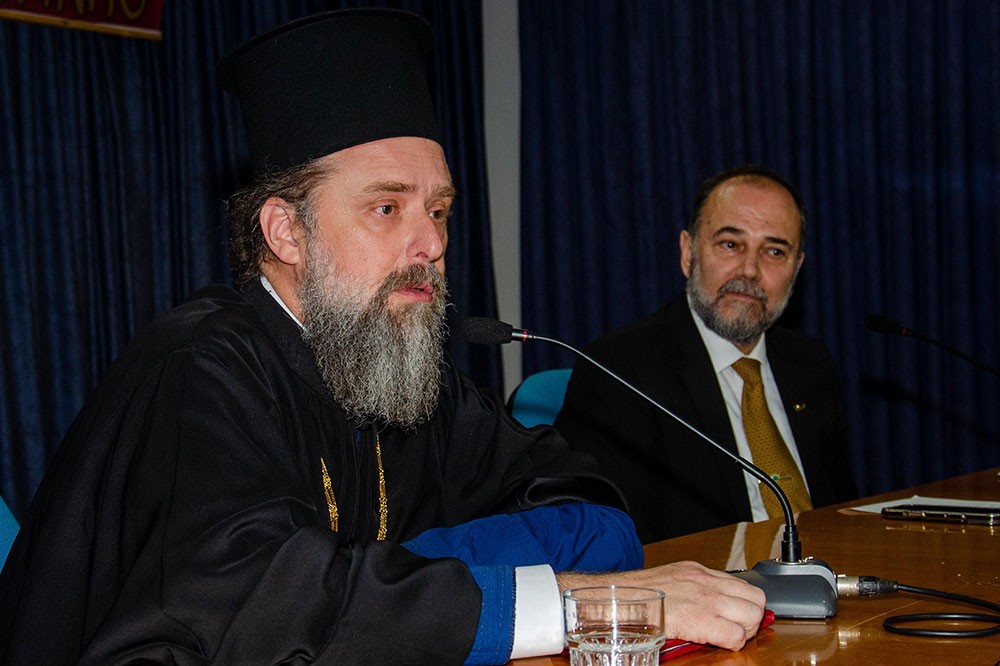 Πλημμύρισε από την «παρουσία» και την «ευωδία» του Αγίου Δημητρίου του Μυροβλήτη το Συνεδριακό κέντρο της Κατερίνης στην  πρεμιέρα των εκδηλώσεων της Σχολής Γονέων – Ανοικτό Πανεπιστήμιο Κατερίνης με επίσημο ομιλητή και καλεσμένο τον Παναγιώτατο Μητροπολίτη Θεσσαλονίκης κ.κ. ΦΙΛΟΘΕΟ, ο οποίος μίλησε με γλαφυρό και αφοπλιστικό λόγο για τον Προστάτη Άγιο της Θεσσαλονίκης τον Άγιο Δημήτριο.