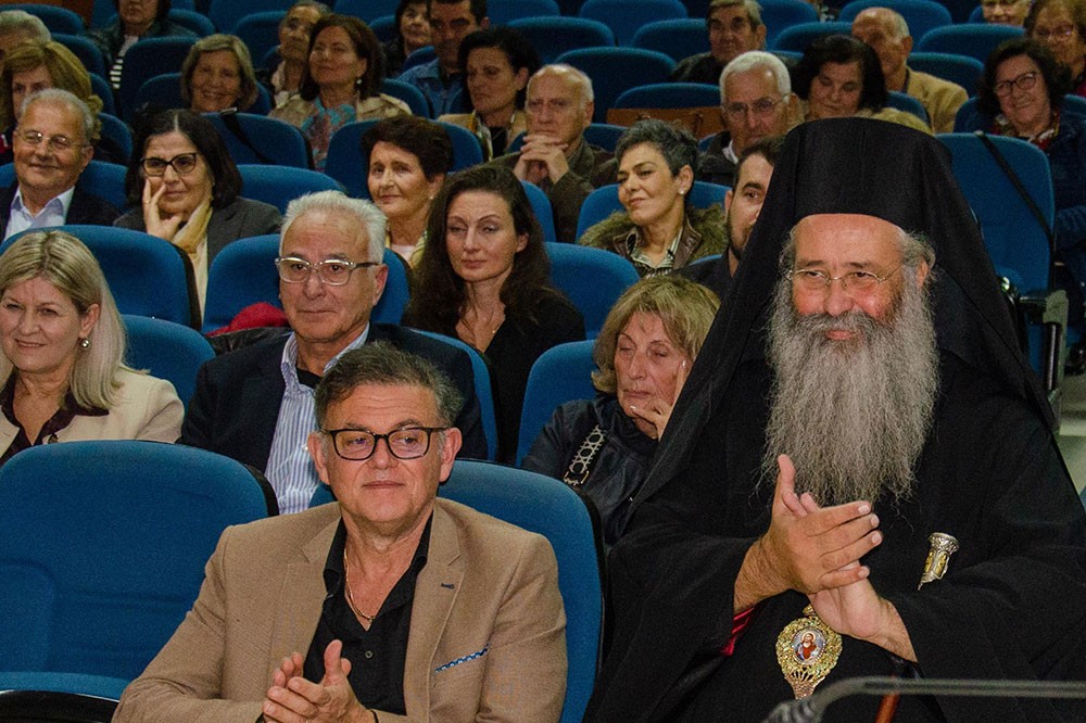 Πλημμύρισε από την «παρουσία» και την «ευωδία» του Αγίου Δημητρίου του Μυροβλήτη το Συνεδριακό κέντρο της Κατερίνης στην  πρεμιέρα των εκδηλώσεων της Σχολής Γονέων – Ανοικτό Πανεπιστήμιο Κατερίνης με επίσημο ομιλητή και καλεσμένο τον Παναγιώτατο Μητροπολίτη Θεσσαλονίκης κ.κ. ΦΙΛΟΘΕΟ, ο οποίος μίλησε με γλαφυρό και αφοπλιστικό λόγο για τον Προστάτη Άγιο της Θεσσαλονίκης τον Άγιο Δημήτριο.