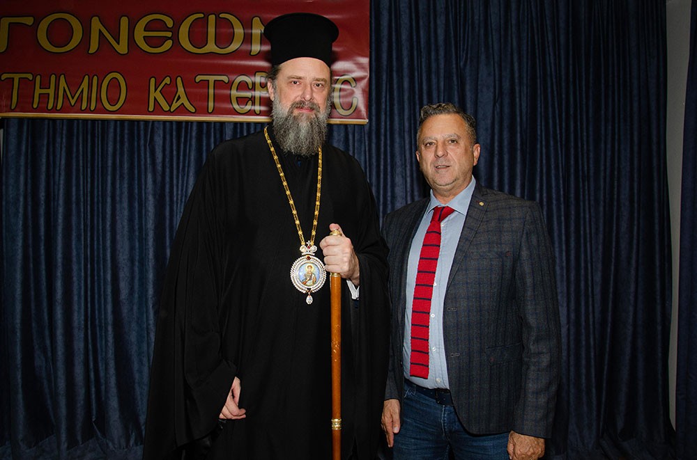 Πλημμύρισε από την «παρουσία» και την «ευωδία» του Αγίου Δημητρίου του Μυροβλήτη το Συνεδριακό κέντρο της Κατερίνης στην  πρεμιέρα των εκδηλώσεων της Σχολής Γονέων – Ανοικτό Πανεπιστήμιο Κατερίνης με επίσημο ομιλητή και καλεσμένο τον Παναγιώτατο Μητροπολίτη Θεσσαλονίκης κ.κ. ΦΙΛΟΘΕΟ, ο οποίος μίλησε με γλαφυρό και αφοπλιστικό λόγο για τον Προστάτη Άγιο της Θεσσαλονίκης τον Άγιο Δημήτριο.