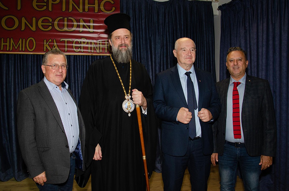 Πλημμύρισε από την «παρουσία» και την «ευωδία» του Αγίου Δημητρίου του Μυροβλήτη το Συνεδριακό κέντρο της Κατερίνης στην  πρεμιέρα των εκδηλώσεων της Σχολής Γονέων – Ανοικτό Πανεπιστήμιο Κατερίνης με επίσημο ομιλητή και καλεσμένο τον Παναγιώτατο Μητροπολίτη Θεσσαλονίκης κ.κ. ΦΙΛΟΘΕΟ, ο οποίος μίλησε με γλαφυρό και αφοπλιστικό λόγο για τον Προστάτη Άγιο της Θεσσαλονίκης τον Άγιο Δημήτριο.