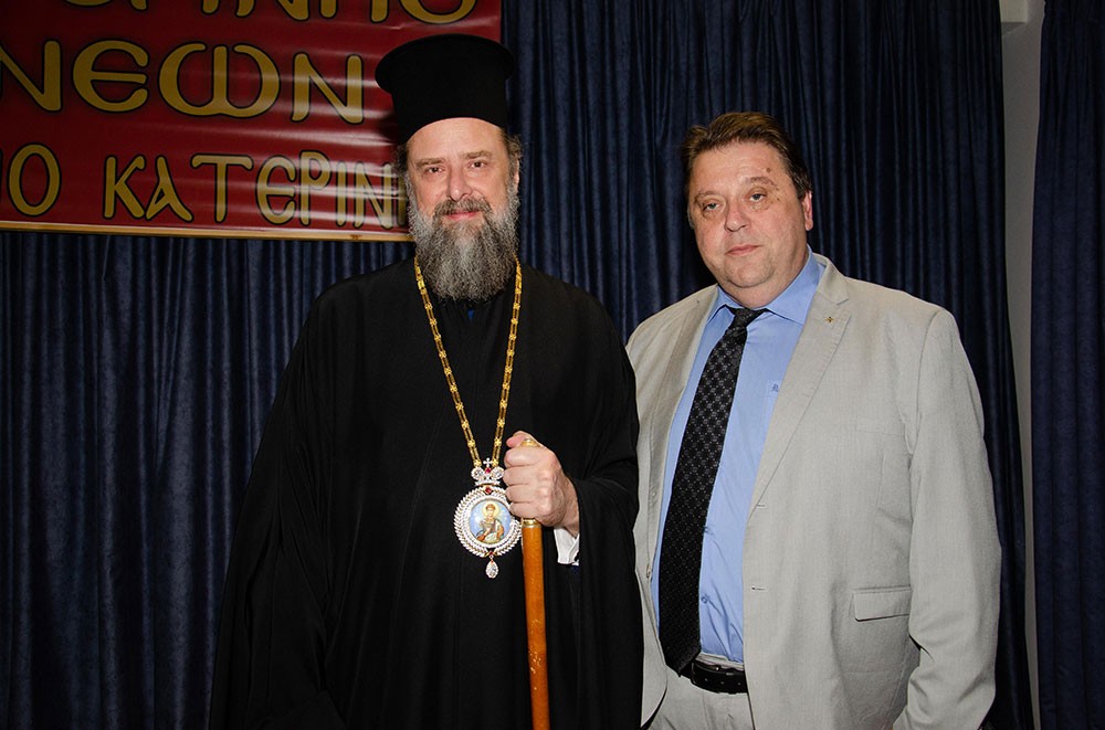 Πλημμύρισε από την «παρουσία» και την «ευωδία» του Αγίου Δημητρίου του Μυροβλήτη το Συνεδριακό κέντρο της Κατερίνης στην  πρεμιέρα των εκδηλώσεων της Σχολής Γονέων – Ανοικτό Πανεπιστήμιο Κατερίνης με επίσημο ομιλητή και καλεσμένο τον Παναγιώτατο Μητροπολίτη Θεσσαλονίκης κ.κ. ΦΙΛΟΘΕΟ, ο οποίος μίλησε με γλαφυρό και αφοπλιστικό λόγο για τον Προστάτη Άγιο της Θεσσαλονίκης τον Άγιο Δημήτριο.