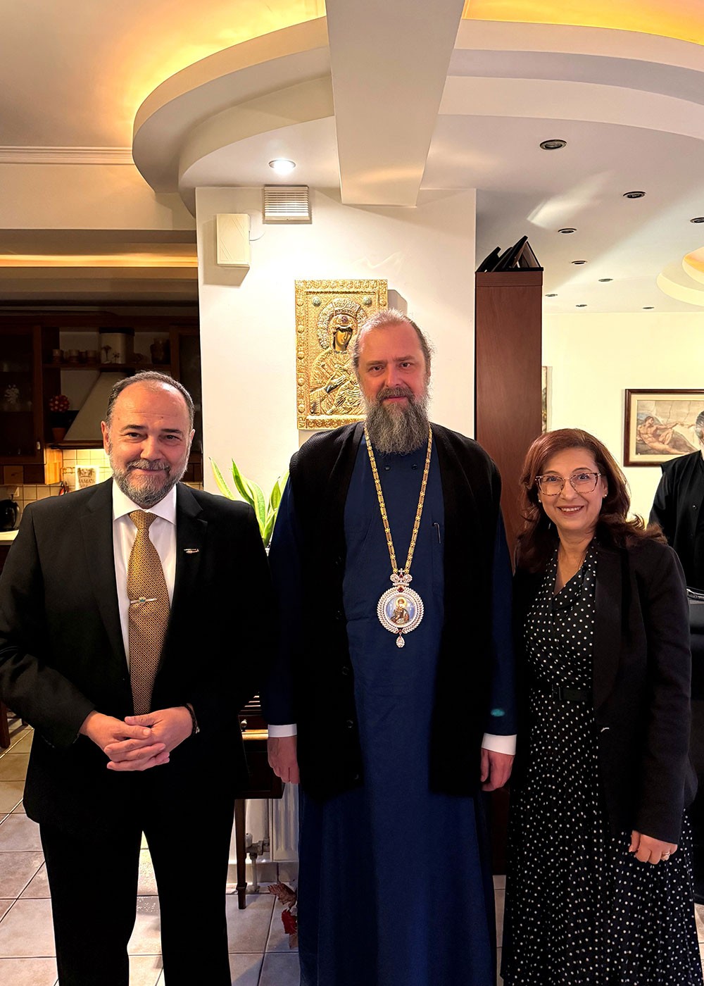 Πλημμύρισε από την «παρουσία» και την «ευωδία» του Αγίου Δημητρίου του Μυροβλήτη το Συνεδριακό κέντρο της Κατερίνης στην  πρεμιέρα των εκδηλώσεων της Σχολής Γονέων – Ανοικτό Πανεπιστήμιο Κατερίνης με επίσημο ομιλητή και καλεσμένο τον Παναγιώτατο Μητροπολίτη Θεσσαλονίκης κ.κ. ΦΙΛΟΘΕΟ, ο οποίος μίλησε με γλαφυρό και αφοπλιστικό λόγο για τον Προστάτη Άγιο της Θεσσαλονίκης τον Άγιο Δημήτριο.