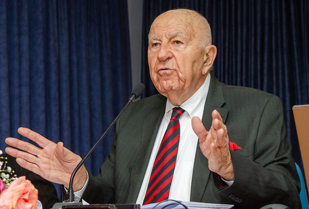 Αυλαία στις εκδηλώσεις της Σχολής Γονέων - Ανοικτό Πανεπιστήμιο Κατερίνης για την Ακαδημαϊκή χρονιά 2025-2026 με μια μοναδική ομιλία του πρώην Γερουσιαστή, πρώην Πρόεδρου της Βουλής του New Hamshire και Πρόεδρο της Ελληνοαμερικανικής Ένωσης Αθήνας κ. Κρίς Σπύρου και θέμα "Η ΜΑΚΕΔΟΝΙΑ ΜΑΣ". H εκδήλωση πραγματοποιήθηκε σε Συνδιοργάνωση με την Δευτεροβάθμια Εκπαίδευση Πιερίας 