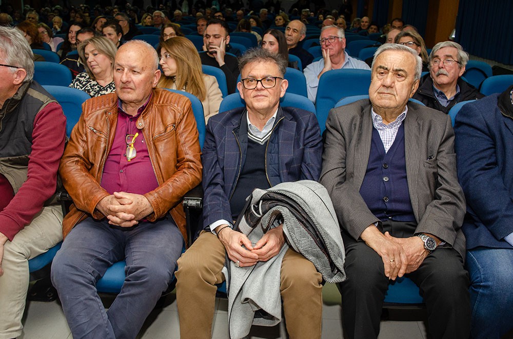 Αυλαία στις εκδηλώσεις της Σχολής Γονέων - Ανοικτό Πανεπιστήμιο Κατερίνης για την Ακαδημαϊκή χρονιά 2025-2026 με μια μοναδική ομιλία του πρώην Γερουσιαστή, πρώην Πρόεδρου της Βουλής του New Hamshire και Πρόεδρο της Ελληνοαμερικανικής Ένωσης Αθήνας κ. Κρίς Σπύρου και θέμα "Η ΜΑΚΕΔΟΝΙΑ ΜΑΣ". H εκδήλωση πραγματοποιήθηκε σε Συνδιοργάνωση με την Δευτεροβάθμια Εκπαίδευση Πιερίας 