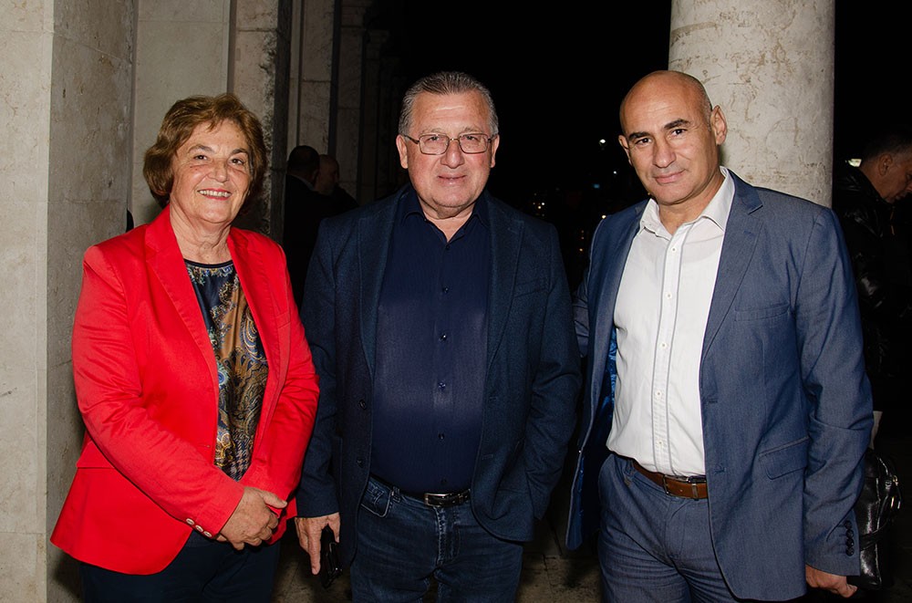 Την Δευτέρα 27 Οκτωβρίου 2025 οι πολυπληθείς φίλοι του Ανοικτού Πανεπιστημίου Κατερίνης, είχαν την τύχη να απολαύσουν μια υπέροχη μυσταγωγία Ορθοδοξίας και Ελλάδας.  •	Δημήτριος Νατσιός: Η Πατρίδα, η Ηθική και η Πίστη πολεμούνται συνειδητά μέσα στο σχολείο! •	Κωνσταντίνος Κρακατσάνης: Πολλοί Χριστιανοί ΔΕΝ βιώνουν απουσία του Αγίου Παϊσιου. Αντιθέτως! •	Νικήτας Τσακίρογλου: Ο ρόλος που υποδύθηκα του Αγίου Αρσενίου του Καππαδόκη, με γέμισε, με πλήρωσε πνευματικά και είχα την Ευλογία να την μοιραστώ με τον κόσμο!