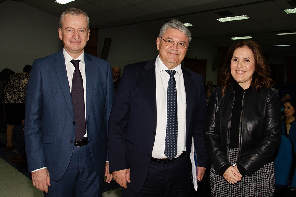 Την Δευτέρα 27 Οκτωβρίου 2025 οι πολυπληθείς φίλοι του Ανοικτού Πανεπιστημίου Κατερίνης, είχαν την τύχη να απολαύσουν μια υπέροχη μυσταγωγία Ορθοδοξίας και Ελλάδας.  •	Δημήτριος Νατσιός: Η Πατρίδα, η Ηθική και η Πίστη πολεμούνται συνειδητά μέσα στο σχολείο! •	Κωνσταντίνος Κρακατσάνης: Πολλοί Χριστιανοί ΔΕΝ βιώνουν απουσία του Αγίου Παϊσιου. Αντιθέτως! •	Νικήτας Τσακίρογλου: Ο ρόλος που υποδύθηκα του Αγίου Αρσενίου του Καππαδόκη, με γέμισε, με πλήρωσε πνευματικά και είχα την Ευλογία να την μοιραστώ με τον κόσμο!