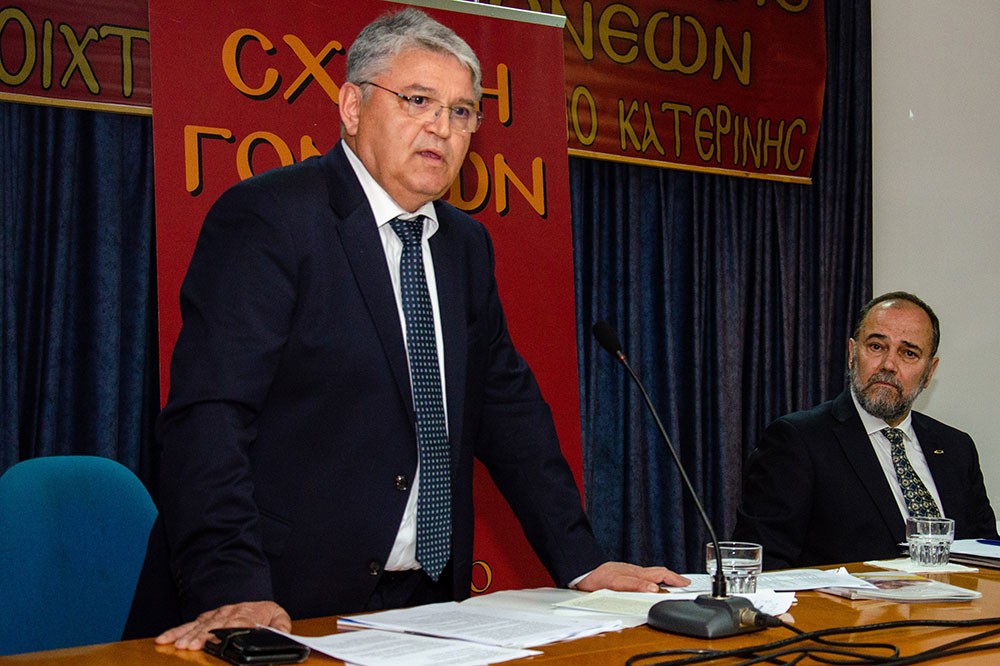 Την Δευτέρα 27 Οκτωβρίου 2025 οι πολυπληθείς φίλοι του Ανοικτού Πανεπιστημίου Κατερίνης, είχαν την τύχη να απολαύσουν μια υπέροχη μυσταγωγία Ορθοδοξίας και Ελλάδας.  •	Δημήτριος Νατσιός: Η Πατρίδα, η Ηθική και η Πίστη πολεμούνται συνειδητά μέσα στο σχολείο! •	Κωνσταντίνος Κρακατσάνης: Πολλοί Χριστιανοί ΔΕΝ βιώνουν απουσία του Αγίου Παϊσιου. Αντιθέτως! •	Νικήτας Τσακίρογλου: Ο ρόλος που υποδύθηκα του Αγίου Αρσενίου του Καππαδόκη, με γέμισε, με πλήρωσε πνευματικά και είχα την Ευλογία να την μοιραστώ με τον κόσμο!