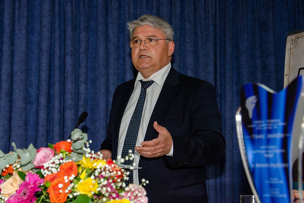 Την Δευτέρα 27 Οκτωβρίου 2025 οι πολυπληθείς φίλοι του Ανοικτού Πανεπιστημίου Κατερίνης, είχαν την τύχη να απολαύσουν μια υπέροχη μυσταγωγία Ορθοδοξίας και Ελλάδας.  •	Δημήτριος Νατσιός: Η Πατρίδα, η Ηθική και η Πίστη πολεμούνται συνειδητά μέσα στο σχολείο! •	Κωνσταντίνος Κρακατσάνης: Πολλοί Χριστιανοί ΔΕΝ βιώνουν απουσία του Αγίου Παϊσιου. Αντιθέτως! •	Νικήτας Τσακίρογλου: Ο ρόλος που υποδύθηκα του Αγίου Αρσενίου του Καππαδόκη, με γέμισε, με πλήρωσε πνευματικά και είχα την Ευλογία να την μοιραστώ με τον κόσμο!