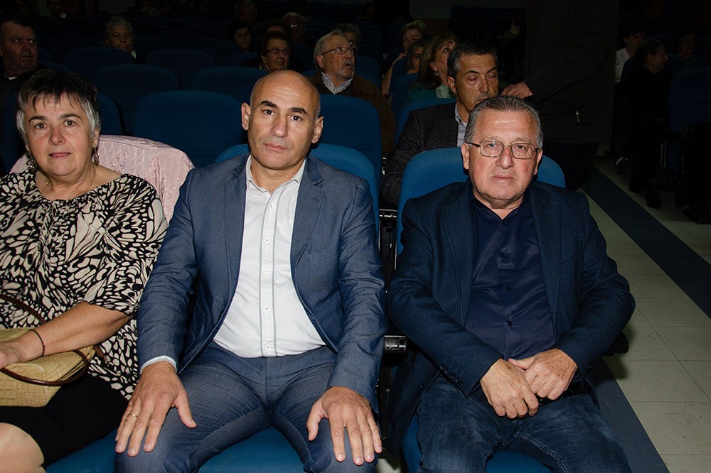 Την Δευτέρα 27 Οκτωβρίου 2025 οι πολυπληθείς φίλοι του Ανοικτού Πανεπιστημίου Κατερίνης, είχαν την τύχη να απολαύσουν μια υπέροχη μυσταγωγία Ορθοδοξίας και Ελλάδας.  •	Δημήτριος Νατσιός: Η Πατρίδα, η Ηθική και η Πίστη πολεμούνται συνειδητά μέσα στο σχολείο! •	Κωνσταντίνος Κρακατσάνης: Πολλοί Χριστιανοί ΔΕΝ βιώνουν απουσία του Αγίου Παϊσιου. Αντιθέτως! •	Νικήτας Τσακίρογλου: Ο ρόλος που υποδύθηκα του Αγίου Αρσενίου του Καππαδόκη, με γέμισε, με πλήρωσε πνευματικά και είχα την Ευλογία να την μοιραστώ με τον κόσμο!