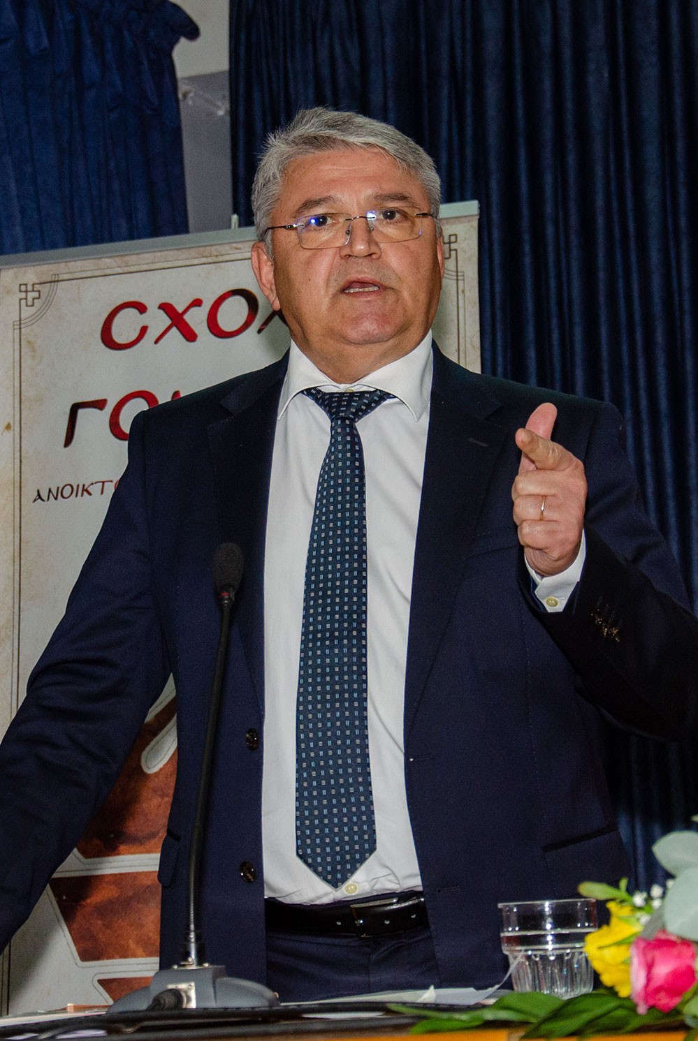 Την Δευτέρα 27 Οκτωβρίου 2025 οι πολυπληθείς φίλοι του Ανοικτού Πανεπιστημίου Κατερίνης, είχαν την τύχη να απολαύσουν μια υπέροχη μυσταγωγία Ορθοδοξίας και Ελλάδας.  •	Δημήτριος Νατσιός: Η Πατρίδα, η Ηθική και η Πίστη πολεμούνται συνειδητά μέσα στο σχολείο! •	Κωνσταντίνος Κρακατσάνης: Πολλοί Χριστιανοί ΔΕΝ βιώνουν απουσία του Αγίου Παϊσιου. Αντιθέτως! •	Νικήτας Τσακίρογλου: Ο ρόλος που υποδύθηκα του Αγίου Αρσενίου του Καππαδόκη, με γέμισε, με πλήρωσε πνευματικά και είχα την Ευλογία να την μοιραστώ με τον κόσμο!