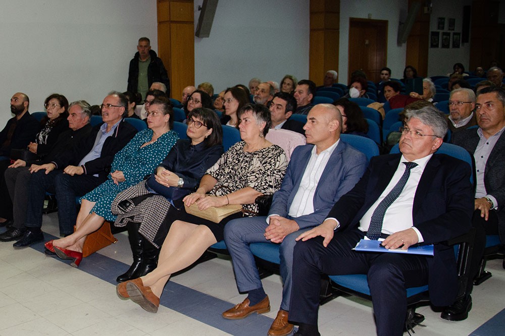 Την Δευτέρα 27 Οκτωβρίου 2025 οι πολυπληθείς φίλοι του Ανοικτού Πανεπιστημίου Κατερίνης, είχαν την τύχη να απολαύσουν μια υπέροχη μυσταγωγία Ορθοδοξίας και Ελλάδας.  •	Δημήτριος Νατσιός: Η Πατρίδα, η Ηθική και η Πίστη πολεμούνται συνειδητά μέσα στο σχολείο! •	Κωνσταντίνος Κρακατσάνης: Πολλοί Χριστιανοί ΔΕΝ βιώνουν απουσία του Αγίου Παϊσιου. Αντιθέτως! •	Νικήτας Τσακίρογλου: Ο ρόλος που υποδύθηκα του Αγίου Αρσενίου του Καππαδόκη, με γέμισε, με πλήρωσε πνευματικά και είχα την Ευλογία να την μοιραστώ με τον κόσμο!