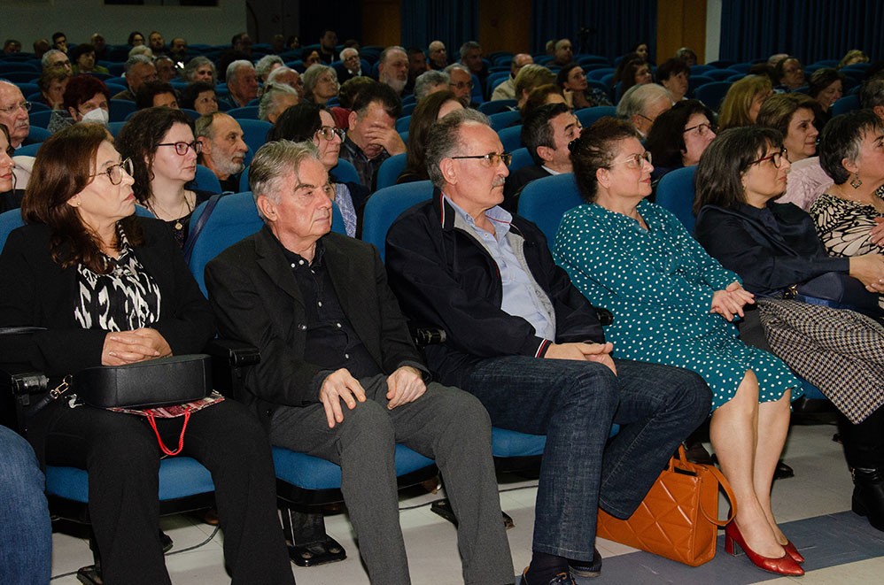 Την Δευτέρα 27 Οκτωβρίου 2025 οι πολυπληθείς φίλοι του Ανοικτού Πανεπιστημίου Κατερίνης, είχαν την τύχη να απολαύσουν μια υπέροχη μυσταγωγία Ορθοδοξίας και Ελλάδας.  •	Δημήτριος Νατσιός: Η Πατρίδα, η Ηθική και η Πίστη πολεμούνται συνειδητά μέσα στο σχολείο! •	Κωνσταντίνος Κρακατσάνης: Πολλοί Χριστιανοί ΔΕΝ βιώνουν απουσία του Αγίου Παϊσιου. Αντιθέτως! •	Νικήτας Τσακίρογλου: Ο ρόλος που υποδύθηκα του Αγίου Αρσενίου του Καππαδόκη, με γέμισε, με πλήρωσε πνευματικά και είχα την Ευλογία να την μοιραστώ με τον κόσμο!