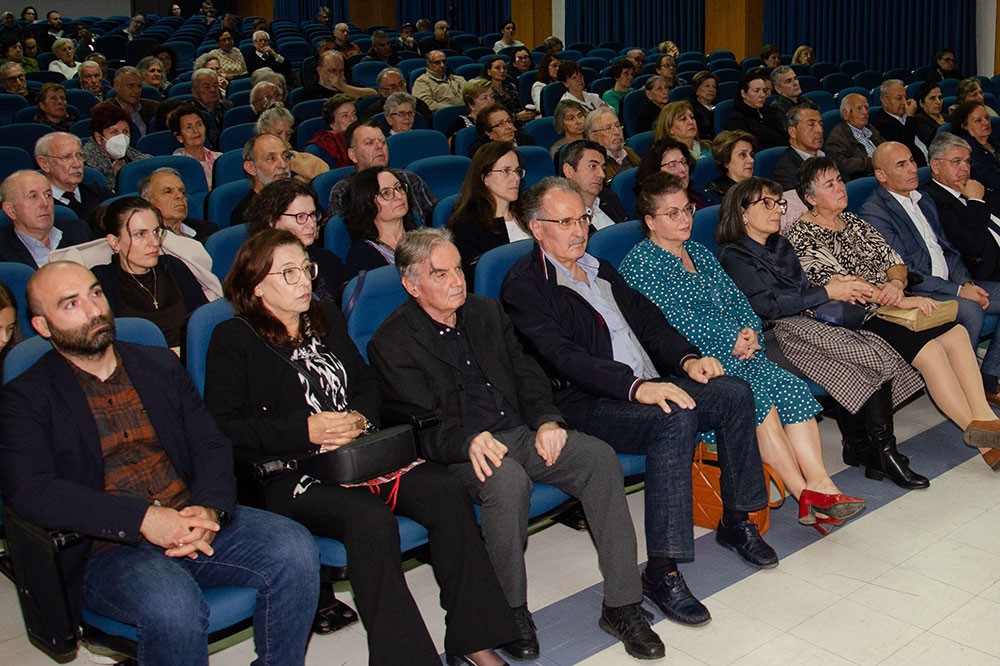 Την Δευτέρα 27 Οκτωβρίου 2025 οι πολυπληθείς φίλοι του Ανοικτού Πανεπιστημίου Κατερίνης, είχαν την τύχη να απολαύσουν μια υπέροχη μυσταγωγία Ορθοδοξίας και Ελλάδας.  •	Δημήτριος Νατσιός: Η Πατρίδα, η Ηθική και η Πίστη πολεμούνται συνειδητά μέσα στο σχολείο! •	Κωνσταντίνος Κρακατσάνης: Πολλοί Χριστιανοί ΔΕΝ βιώνουν απουσία του Αγίου Παϊσιου. Αντιθέτως! •	Νικήτας Τσακίρογλου: Ο ρόλος που υποδύθηκα του Αγίου Αρσενίου του Καππαδόκη, με γέμισε, με πλήρωσε πνευματικά και είχα την Ευλογία να την μοιραστώ με τον κόσμο!