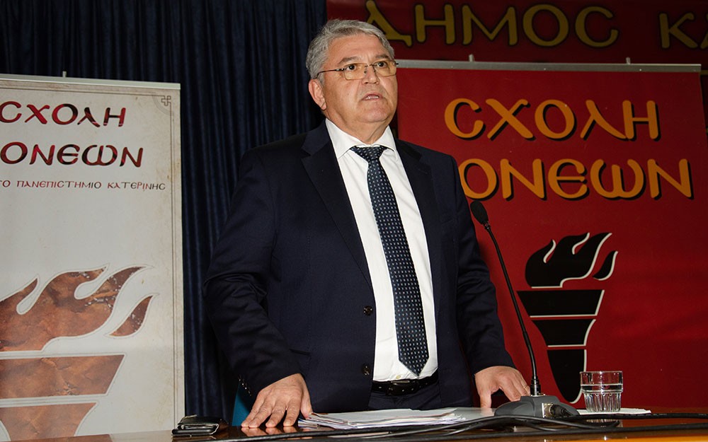 Την Δευτέρα 27 Οκτωβρίου 2025 οι πολυπληθείς φίλοι του Ανοικτού Πανεπιστημίου Κατερίνης, είχαν την τύχη να απολαύσουν μια υπέροχη μυσταγωγία Ορθοδοξίας και Ελλάδας.  •	Δημήτριος Νατσιός: Η Πατρίδα, η Ηθική και η Πίστη πολεμούνται συνειδητά μέσα στο σχολείο! •	Κωνσταντίνος Κρακατσάνης: Πολλοί Χριστιανοί ΔΕΝ βιώνουν απουσία του Αγίου Παϊσιου. Αντιθέτως! •	Νικήτας Τσακίρογλου: Ο ρόλος που υποδύθηκα του Αγίου Αρσενίου του Καππαδόκη, με γέμισε, με πλήρωσε πνευματικά και είχα την Ευλογία να την μοιραστώ με τον κόσμο!