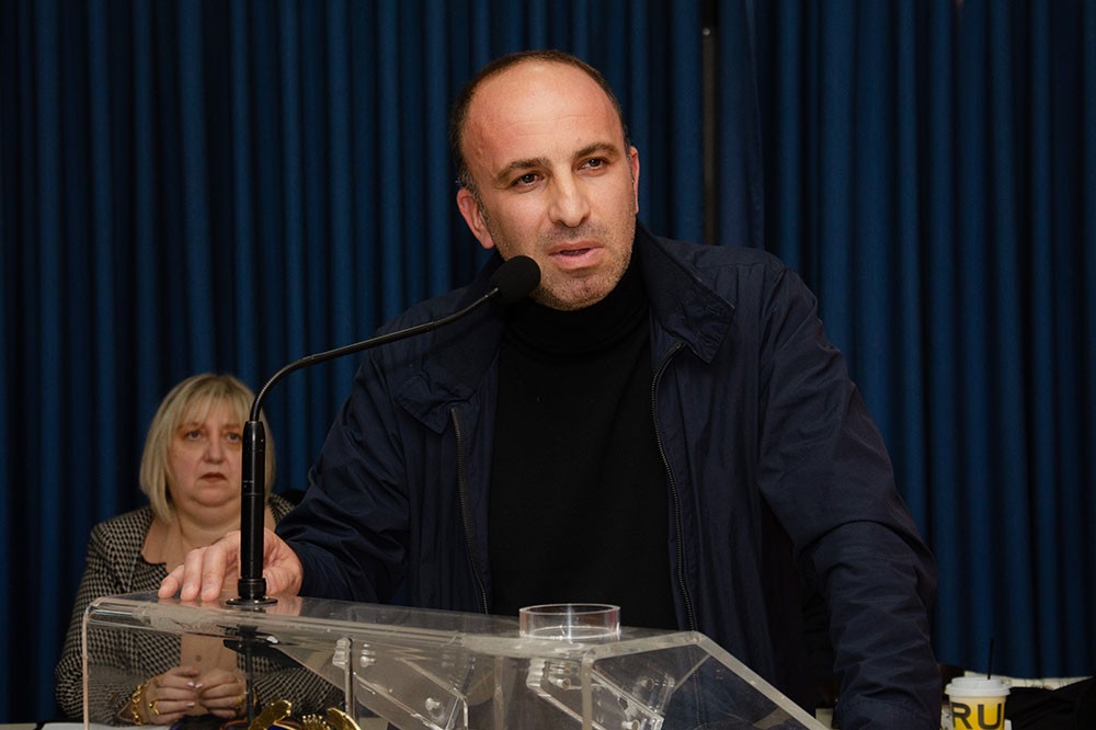 Συγκινητική η ομιλία του Δρ. Σύγχρονης Ιστορίας Α.Π.Θ. και συγγραφέα Βλάση Αγτζίδη που πραγματοποιήθηκε την Δευτέρα 3 Νοεμβρίου 2025 στην Σχολή Γονέων – Ανοικτό Πανεπιστήμιο Κατερίνης σε Συνδιοργάνωση με την Ένωση Ποντίων Πιερίας που είχε θέμα την μεγάλη ανθρωπιστική επιχείρηση «Χρυσόμαλλο δέρας» που οργάνωσε και υλοποίησε η Ελλάδα για να παραλάβει τους Έλληνες ομογενείς στην Αμπχαζία.