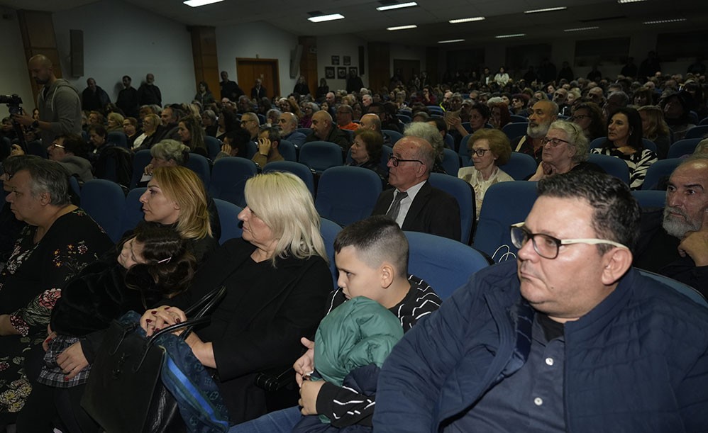 Συγκλονιστικός ο παπά Βαγγέλης Παπανικολάου στην κατάμεστη αίθουσα του Συνεδριακού κέντρου Κατερίνης με θέμα: «Ίνα τι κρίνεις τον αδερφό σου;» την Δευτέρα 8-12-2025. 