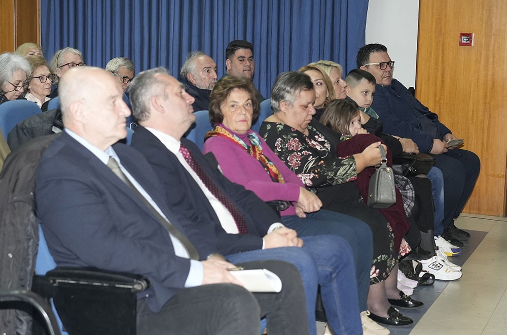 Συγκλονιστικός ο παπά Βαγγέλης Παπανικολάου στην κατάμεστη αίθουσα του Συνεδριακού κέντρου Κατερίνης με θέμα: «Ίνα τι κρίνεις τον αδερφό σου;» την Δευτέρα 8-12-2025. 