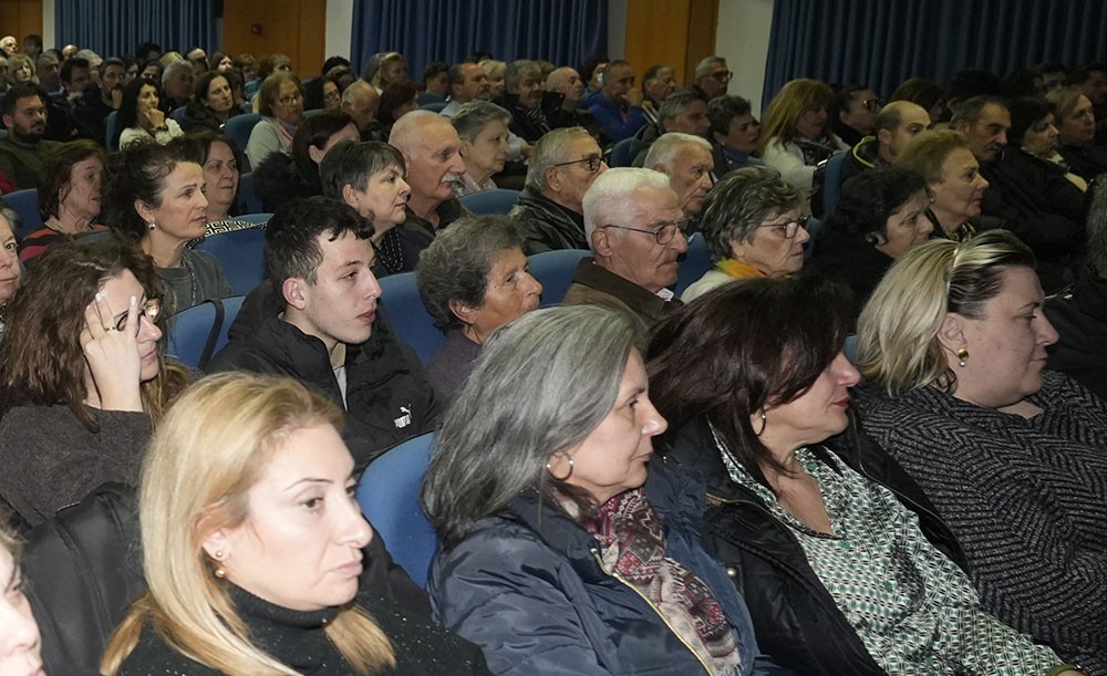 Συγκλονιστικός ο παπά Βαγγέλης Παπανικολάου στην κατάμεστη αίθουσα του Συνεδριακού κέντρου Κατερίνης με θέμα: «Ίνα τι κρίνεις τον αδερφό σου;» την Δευτέρα 8-12-2025. 