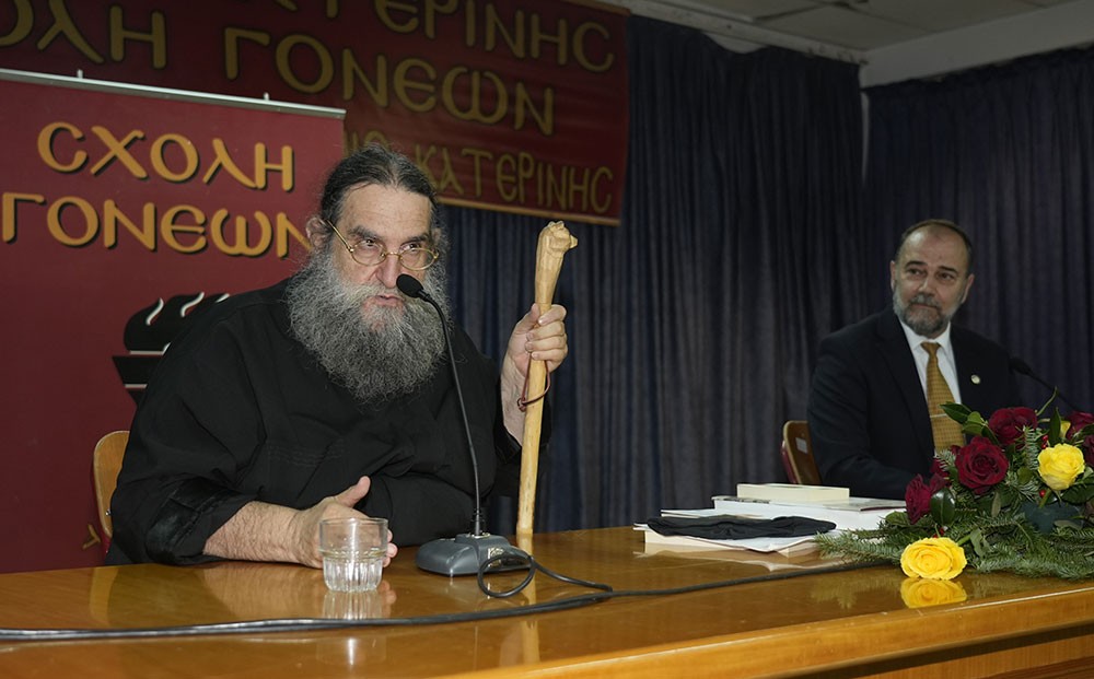 Συγκλονιστικός ο παπά Βαγγέλης Παπανικολάου στην κατάμεστη αίθουσα του Συνεδριακού κέντρου Κατερίνης με θέμα: «Ίνα τι κρίνεις τον αδερφό σου;» την Δευτέρα 8-12-2025. 