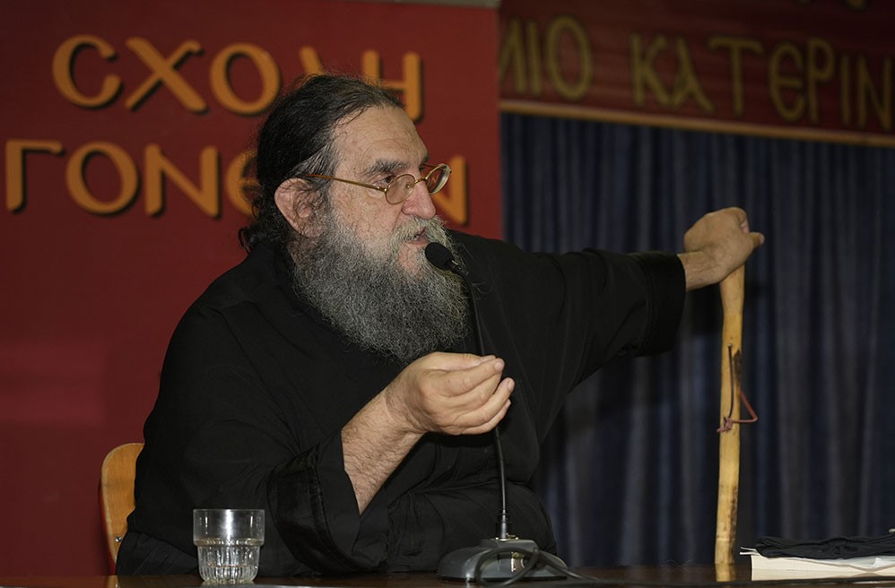 Συγκλονιστικός ο παπά Βαγγέλης Παπανικολάου στην κατάμεστη αίθουσα του Συνεδριακού κέντρου Κατερίνης με θέμα: «Ίνα τι κρίνεις τον αδερφό σου;» την Δευτέρα 8-12-2025. 