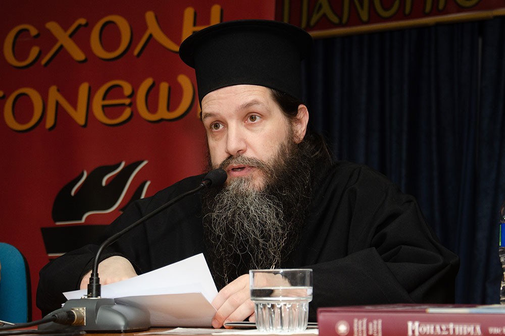 Μια εξαιρετικά επίκαιρη εκδήλωση με θέμα:  «Η Κρίση στην Ελληνική Οικογένεια» πραγματοποιήθηκε την Δευτέρα 9 Μαρτίου 2026 στην Σχολή Γονέων – Ανοικτό Πανεπιστήμιο Κατερίνης με επίσημους ομιλητές και καλεσμένους τον σεβασμιώτατο Μητροπολίτη Σισσανίου & Σιατίστης κ.κ. ΑΘΑΝΑΣΙΟ  και τον βουλευτή της Ν.Δ. και Γεν. Γραμματέα της Κοινοβουλευτικής ομάδας της Ν.Δ. κ. Μάξιμο Χαρακόπουλο. Η εκδήλωση έγινε σε Συνδιοργάνωση με την Δ.Ε.Ε.Π Πιερίας της Ν.Δ. Συμμετείχε η Χορωδία του πολιτιστικού Ομίλου Λιτοχώρου «ΆΝΑΣΣΑ» υπό την διεύθυνση της μαέστρου κ. Μαρίκας Φωτοπούλου.