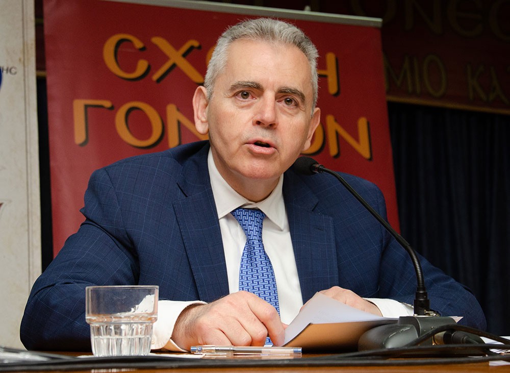 Μια εξαιρετικά επίκαιρη εκδήλωση με θέμα:  «Η Κρίση στην Ελληνική Οικογένεια» πραγματοποιήθηκε την Δευτέρα 9 Μαρτίου 2026 στην Σχολή Γονέων – Ανοικτό Πανεπιστήμιο Κατερίνης με επίσημους ομιλητές και καλεσμένους τον σεβασμιώτατο Μητροπολίτη Σισσανίου & Σιατίστης κ.κ. ΑΘΑΝΑΣΙΟ  και τον βουλευτή της Ν.Δ. και Γεν. Γραμματέα της Κοινοβουλευτικής ομάδας της Ν.Δ. κ. Μάξιμο Χαρακόπουλο. Η εκδήλωση έγινε σε Συνδιοργάνωση με την Δ.Ε.Ε.Π Πιερίας της Ν.Δ. Συμμετείχε η Χορωδία του πολιτιστικού Ομίλου Λιτοχώρου «ΆΝΑΣΣΑ» υπό την διεύθυνση της μαέστρου κ. Μαρίκας Φωτοπούλου.