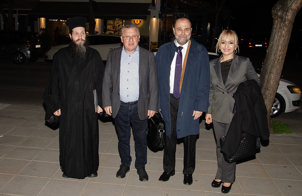 Μια εξαιρετικά επίκαιρη εκδήλωση με θέμα:  «Η Κρίση στην Ελληνική Οικογένεια» πραγματοποιήθηκε την Δευτέρα 9 Μαρτίου 2026 στην Σχολή Γονέων – Ανοικτό Πανεπιστήμιο Κατερίνης με επίσημους ομιλητές και καλεσμένους τον σεβασμιώτατο Μητροπολίτη Σισσανίου & Σιατίστης κ.κ. ΑΘΑΝΑΣΙΟ  και τον βουλευτή της Ν.Δ. και Γεν. Γραμματέα της Κοινοβουλευτικής ομάδας της Ν.Δ. κ. Μάξιμο Χαρακόπουλο. Η εκδήλωση έγινε σε Συνδιοργάνωση με την Δ.Ε.Ε.Π Πιερίας της Ν.Δ. Συμμετείχε η Χορωδία του πολιτιστικού Ομίλου Λιτοχώρου «ΆΝΑΣΣΑ» υπό την διεύθυνση της μαέστρου κ. Μαρίκας Φωτοπούλου.