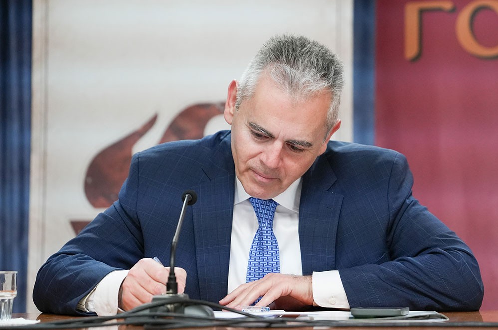 Μια εξαιρετικά επίκαιρη εκδήλωση με θέμα:  «Η Κρίση στην Ελληνική Οικογένεια» πραγματοποιήθηκε την Δευτέρα 9 Μαρτίου 2026 στην Σχολή Γονέων – Ανοικτό Πανεπιστήμιο Κατερίνης με επίσημους ομιλητές και καλεσμένους τον σεβασμιώτατο Μητροπολίτη Σισσανίου & Σιατίστης κ.κ. ΑΘΑΝΑΣΙΟ  και τον βουλευτή της Ν.Δ. και Γεν. Γραμματέα της Κοινοβουλευτικής ομάδας της Ν.Δ. κ. Μάξιμο Χαρακόπουλο. Η εκδήλωση έγινε σε Συνδιοργάνωση με την Δ.Ε.Ε.Π Πιερίας της Ν.Δ. Συμμετείχε η Χορωδία του πολιτιστικού Ομίλου Λιτοχώρου «ΆΝΑΣΣΑ» υπό την διεύθυνση της μαέστρου κ. Μαρίκας Φωτοπούλου.