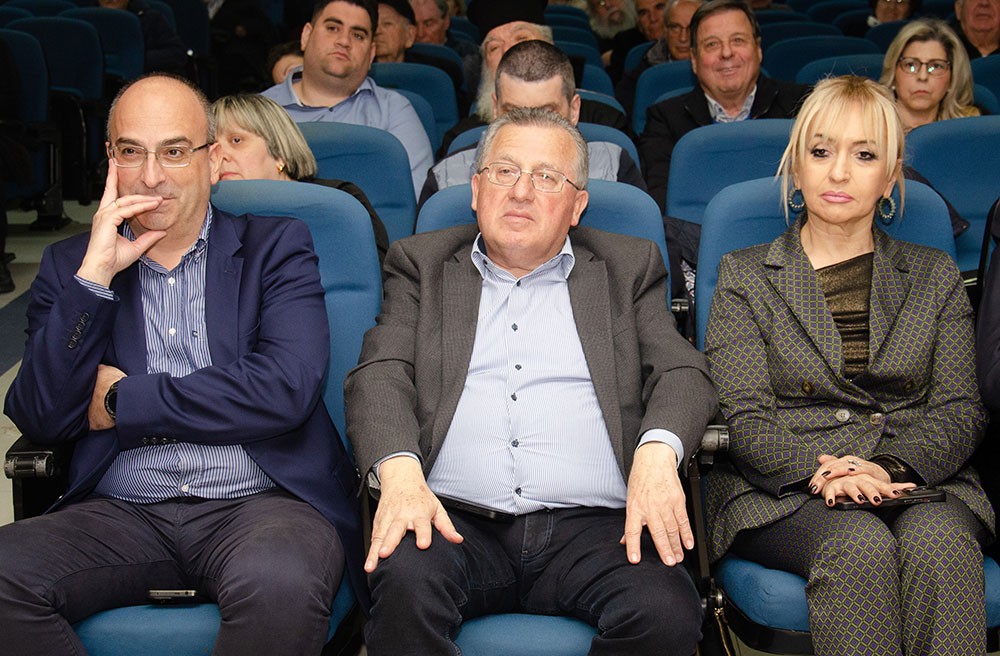 Μια εξαιρετικά επίκαιρη εκδήλωση με θέμα:  «Η Κρίση στην Ελληνική Οικογένεια» πραγματοποιήθηκε την Δευτέρα 9 Μαρτίου 2026 στην Σχολή Γονέων – Ανοικτό Πανεπιστήμιο Κατερίνης με επίσημους ομιλητές και καλεσμένους τον σεβασμιώτατο Μητροπολίτη Σισσανίου & Σιατίστης κ.κ. ΑΘΑΝΑΣΙΟ  και τον βουλευτή της Ν.Δ. και Γεν. Γραμματέα της Κοινοβουλευτικής ομάδας της Ν.Δ. κ. Μάξιμο Χαρακόπουλο. Η εκδήλωση έγινε σε Συνδιοργάνωση με την Δ.Ε.Ε.Π Πιερίας της Ν.Δ. Συμμετείχε η Χορωδία του πολιτιστικού Ομίλου Λιτοχώρου «ΆΝΑΣΣΑ» υπό την διεύθυνση της μαέστρου κ. Μαρίκας Φωτοπούλου.