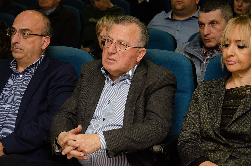 Μια εξαιρετικά επίκαιρη εκδήλωση με θέμα:  «Η Κρίση στην Ελληνική Οικογένεια» πραγματοποιήθηκε την Δευτέρα 9 Μαρτίου 2026 στην Σχολή Γονέων – Ανοικτό Πανεπιστήμιο Κατερίνης με επίσημους ομιλητές και καλεσμένους τον σεβασμιώτατο Μητροπολίτη Σισσανίου & Σιατίστης κ.κ. ΑΘΑΝΑΣΙΟ  και τον βουλευτή της Ν.Δ. και Γεν. Γραμματέα της Κοινοβουλευτικής ομάδας της Ν.Δ. κ. Μάξιμο Χαρακόπουλο. Η εκδήλωση έγινε σε Συνδιοργάνωση με την Δ.Ε.Ε.Π Πιερίας της Ν.Δ. Συμμετείχε η Χορωδία του πολιτιστικού Ομίλου Λιτοχώρου «ΆΝΑΣΣΑ» υπό την διεύθυνση της μαέστρου κ. Μαρίκας Φωτοπούλου.