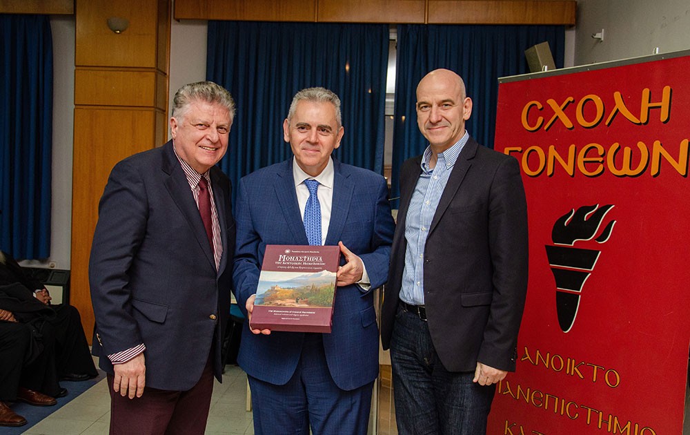 Μια εξαιρετικά επίκαιρη εκδήλωση με θέμα:  «Η Κρίση στην Ελληνική Οικογένεια» πραγματοποιήθηκε την Δευτέρα 9 Μαρτίου 2026 στην Σχολή Γονέων – Ανοικτό Πανεπιστήμιο Κατερίνης με επίσημους ομιλητές και καλεσμένους τον σεβασμιώτατο Μητροπολίτη Σισσανίου & Σιατίστης κ.κ. ΑΘΑΝΑΣΙΟ  και τον βουλευτή της Ν.Δ. και Γεν. Γραμματέα της Κοινοβουλευτικής ομάδας της Ν.Δ. κ. Μάξιμο Χαρακόπουλο. Η εκδήλωση έγινε σε Συνδιοργάνωση με την Δ.Ε.Ε.Π Πιερίας της Ν.Δ. Συμμετείχε η Χορωδία του πολιτιστικού Ομίλου Λιτοχώρου «ΆΝΑΣΣΑ» υπό την διεύθυνση της μαέστρου κ. Μαρίκας Φωτοπούλου.