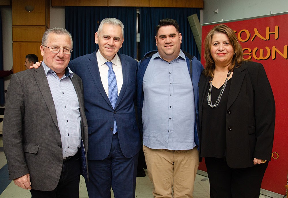 Μια εξαιρετικά επίκαιρη εκδήλωση με θέμα:  «Η Κρίση στην Ελληνική Οικογένεια» πραγματοποιήθηκε την Δευτέρα 9 Μαρτίου 2026 στην Σχολή Γονέων – Ανοικτό Πανεπιστήμιο Κατερίνης με επίσημους ομιλητές και καλεσμένους τον σεβασμιώτατο Μητροπολίτη Σισσανίου & Σιατίστης κ.κ. ΑΘΑΝΑΣΙΟ  και τον βουλευτή της Ν.Δ. και Γεν. Γραμματέα της Κοινοβουλευτικής ομάδας της Ν.Δ. κ. Μάξιμο Χαρακόπουλο. Η εκδήλωση έγινε σε Συνδιοργάνωση με την Δ.Ε.Ε.Π Πιερίας της Ν.Δ. Συμμετείχε η Χορωδία του πολιτιστικού Ομίλου Λιτοχώρου «ΆΝΑΣΣΑ» υπό την διεύθυνση της μαέστρου κ. Μαρίκας Φωτοπούλου.