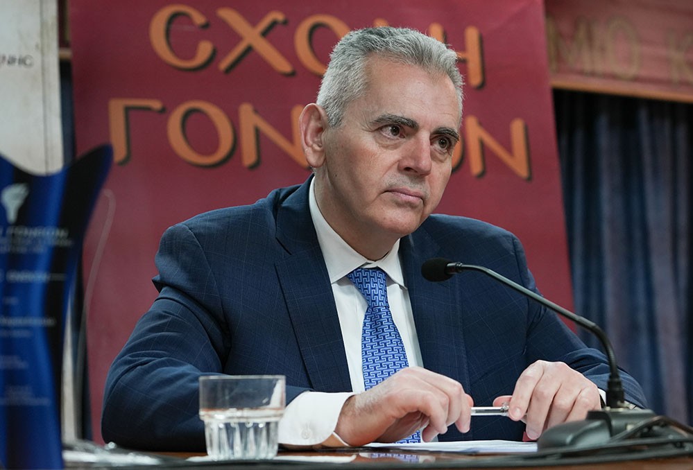 Μια εξαιρετικά επίκαιρη εκδήλωση με θέμα:  «Η Κρίση στην Ελληνική Οικογένεια» πραγματοποιήθηκε την Δευτέρα 9 Μαρτίου 2026 στην Σχολή Γονέων – Ανοικτό Πανεπιστήμιο Κατερίνης με επίσημους ομιλητές και καλεσμένους τον σεβασμιώτατο Μητροπολίτη Σισσανίου & Σιατίστης κ.κ. ΑΘΑΝΑΣΙΟ  και τον βουλευτή της Ν.Δ. και Γεν. Γραμματέα της Κοινοβουλευτικής ομάδας της Ν.Δ. κ. Μάξιμο Χαρακόπουλο. Η εκδήλωση έγινε σε Συνδιοργάνωση με την Δ.Ε.Ε.Π Πιερίας της Ν.Δ. Συμμετείχε η Χορωδία του πολιτιστικού Ομίλου Λιτοχώρου «ΆΝΑΣΣΑ» υπό την διεύθυνση της μαέστρου κ. Μαρίκας Φωτοπούλου.