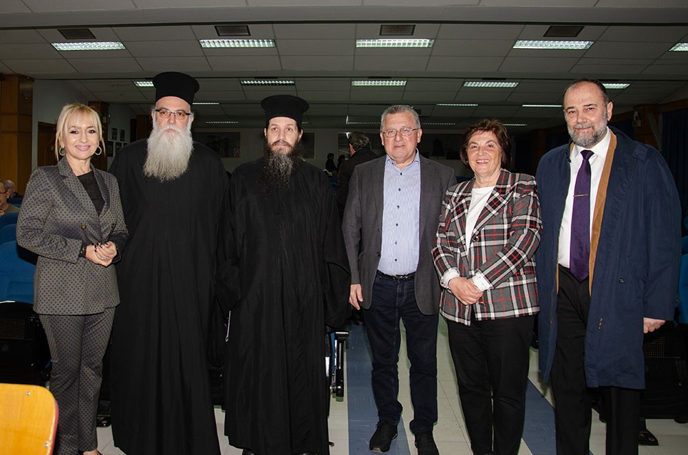 Μια εξαιρετικά επίκαιρη εκδήλωση με θέμα:  «Η Κρίση στην Ελληνική Οικογένεια» πραγματοποιήθηκε την Δευτέρα 9 Μαρτίου 2026 στην Σχολή Γονέων – Ανοικτό Πανεπιστήμιο Κατερίνης με επίσημους ομιλητές και καλεσμένους τον σεβασμιώτατο Μητροπολίτη Σισσανίου & Σιατίστης κ.κ. ΑΘΑΝΑΣΙΟ  και τον βουλευτή της Ν.Δ. και Γεν. Γραμματέα της Κοινοβουλευτικής ομάδας της Ν.Δ. κ. Μάξιμο Χαρακόπουλο. Η εκδήλωση έγινε σε Συνδιοργάνωση με την Δ.Ε.Ε.Π Πιερίας της Ν.Δ. Συμμετείχε η Χορωδία του πολιτιστικού Ομίλου Λιτοχώρου «ΆΝΑΣΣΑ» υπό την διεύθυνση της μαέστρου κ. Μαρίκας Φωτοπούλου.