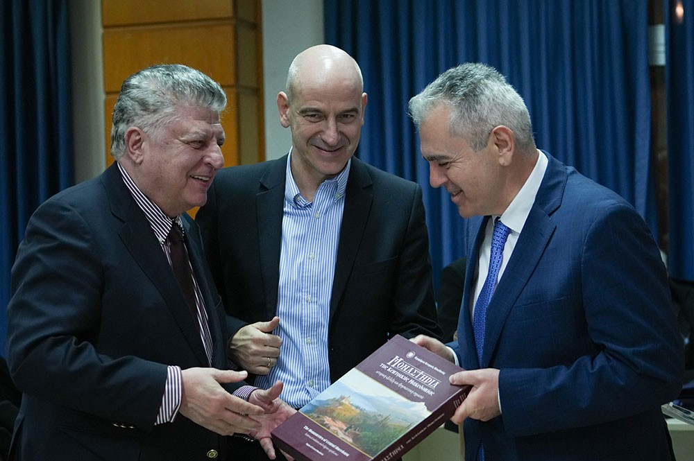 Μια εξαιρετικά επίκαιρη εκδήλωση με θέμα:  «Η Κρίση στην Ελληνική Οικογένεια» πραγματοποιήθηκε την Δευτέρα 9 Μαρτίου 2026 στην Σχολή Γονέων – Ανοικτό Πανεπιστήμιο Κατερίνης με επίσημους ομιλητές και καλεσμένους τον σεβασμιώτατο Μητροπολίτη Σισσανίου & Σιατίστης κ.κ. ΑΘΑΝΑΣΙΟ  και τον βουλευτή της Ν.Δ. και Γεν. Γραμματέα της Κοινοβουλευτικής ομάδας της Ν.Δ. κ. Μάξιμο Χαρακόπουλο. Η εκδήλωση έγινε σε Συνδιοργάνωση με την Δ.Ε.Ε.Π Πιερίας της Ν.Δ. Συμμετείχε η Χορωδία του πολιτιστικού Ομίλου Λιτοχώρου «ΆΝΑΣΣΑ» υπό την διεύθυνση της μαέστρου κ. Μαρίκας Φωτοπούλου.