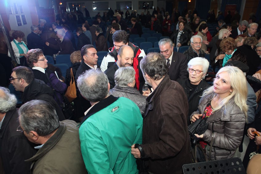 Μία ξεχωριστή εκδήλωση απόλαυσαν τη Δευτέρα 8/12/2014 οι φίλοι της Σχολής Γονέων- Ανοικτού Πανεπιστημίου Κατερίνης στο Συνεδριακό Κέντρο του δήμου Κατερίνης με τη συνδιοργάνωση του Φεστιβάλ Ολύμπου ΟΡ.ΦΕ.Ο. Το Κέντρο Γραμμάτων και Τεχνών Δίου οργάνωσε μία θαυμάσια μουσικοθεατρική παράσταση, βασισμένη στο βιβλίο του Διευθυντή B/βαθμιας Εκπαίδευσης κ. Γιάννη Καζταρίδη «Ο Τόπος – Οι Άνθρωποι», αφιερωμένο στην Κατερίνη. Στην εκδήλωση πήρε μέρος πολυμελής χορωδία, ορχήστρα παραδοσιακών και άλλων οργάνων, υπό την καθοδήγηση του κ. Ν. Πατρή και σκηνοθεσία του κ. Γ.Χανδόλια, καθώς και σολίστες στο παραδοσιακό τραγούδι και τα μουσικά όργανα. Πετυχημένοι ήταν και οι αφηγητές στα εμβόλιμα ιστορικά αποσπάσματα.