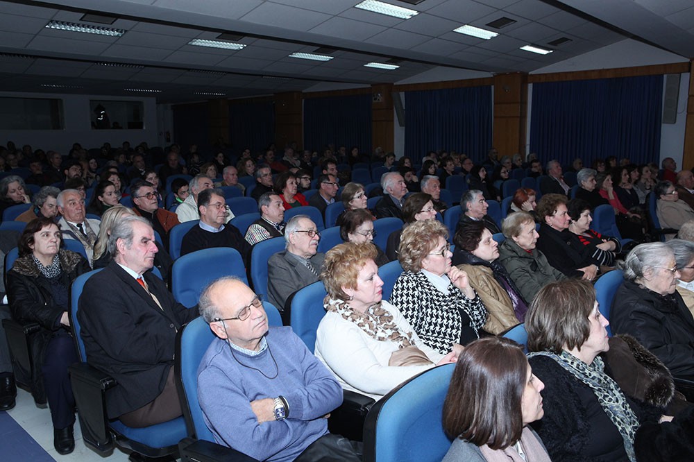 Στην κατάμεστη αίθουσα του Συνεδριακού Κέντρου Κατερίνης ο Αρχιτέκτων - Ερευνητής κ.Χάρης Σκαρλακίδης παρουσίασε την μοναδική ερευνητική του εργασία, καρπού κόπου δεκαετιών, για το Άγιον Φώς. Η έλευση του Αγίου Φωτός κάθε Μεγάλο Σάββατο στον Τάφο του Ιησού Χριστού είναι το μοναδικό θαυματουργικό γεγονός στην παγκόσμια ιστορία που λαμβάνει χώρα κάθε χρόνο, την ίδια ημέρα, επί δύο σχεδόν χιλιετίες. 